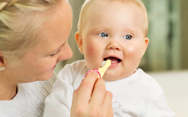 L'importance de brosser les dents de bébé