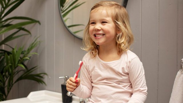 Comment choisir la brosse à dents de bébé