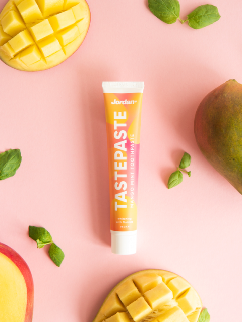 Jordan Tastepaste Mango Mint -hammastahna taustalla